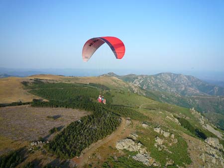 Parapente au dessus des reliefs